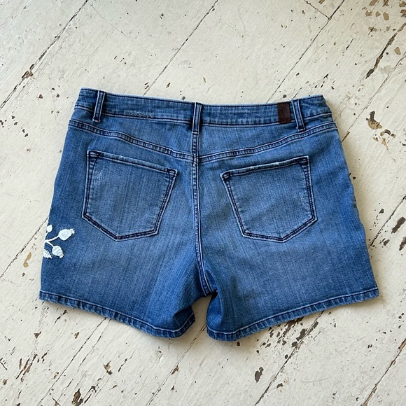 Vera Wang Floral Embroidered Shorts Size 12 - Picture 4 of 15